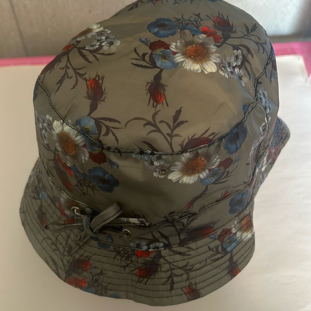 Painted studio bucket hat made of a water repellent material